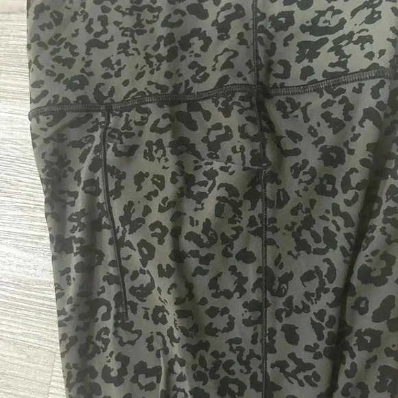 Athleta Leopard Print Salutation II Stash Pocket Capri size XS EUC - Picture 4 of 6